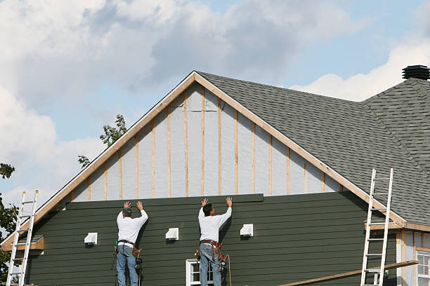 Professional Siding technician working in Hollywood, MD